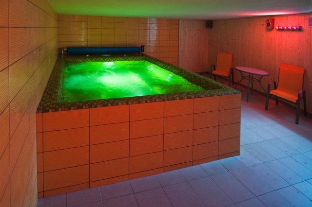 Nechte se hýčkat wellness službami hotelu Bystré. Pro naše hosty je zdarma k dispozici připraven bazén s mořskou vodou s teplotou 28°C, posilovna, sauna a vířivka. Foto hotel Bystré